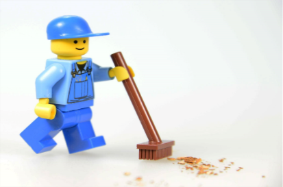 Legomann som gjør dugnadsarbeid